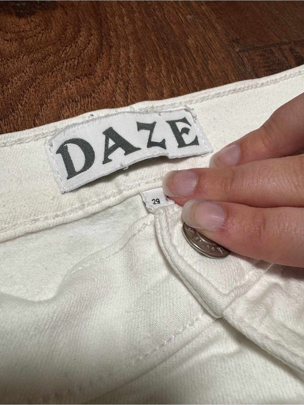 DAZE White Distressed High-Rise Jeans! Size 29! - Picture 5 of 10